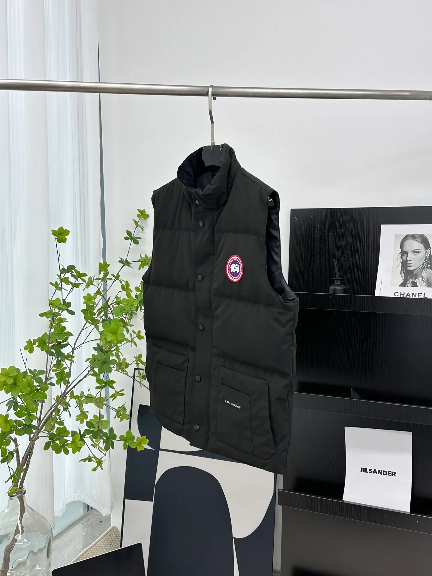 P380 [𝗖𝗮𝗻𝗮𝗱𝗲 𝗚𝗼𝗼𝘀𝗲] Canada Goose Couple Vest for Men and Women. 1⃣️Imported Behringer embroidery machine customized 10,000-needle embroidery logo 2⃣️Imported 18-count polyester-cotton blended original fabric 3⃣️Authentic official website synchronized with the new national standard 80% white duck down 4⃣️100% nylon nylon lining with double double-layer sealing design 5⃣️Yoshida YKK customers provide original factory customized electroplating sliders 6⃣️All auxiliary materials and hardware are disassembled and customized! 1:1 restore the official website Color: off-white, leather pink, bright red, sapphire blue, navy blue, black 𝗦𝗜𝗭𝗘:𝗫𝗦-𝗫𝗫𝗟